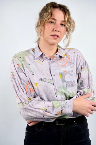 Fliederfarbenes 80s/90s Viskose-Hemd mit Crazy Pattern Print in Hellgrün, Mint, Hellblau, Gelbgrün, Rotbraun, Creme, Pfirsich und Anthrazit – unisex tragbar: Herren M, Damen L und ideal für größere Körpergrößen – ein absolutes Highlight