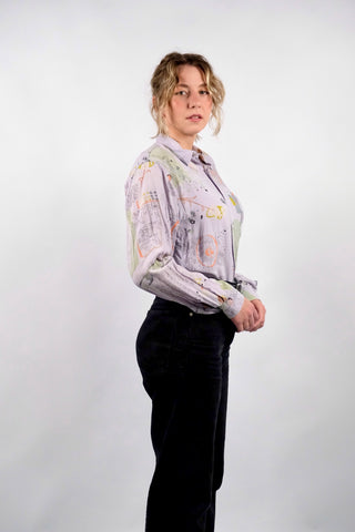 Fliederfarbenes 80s/90s Viskose-Hemd mit Crazy Pattern Print in Hellgrün, Mint, Hellblau, Gelbgrün, Rotbraun, Creme, Pfirsich und Anthrazit – unisex tragbar: Herren M, Damen L und ideal für größere Körpergrößen – ein absolutes Highlight