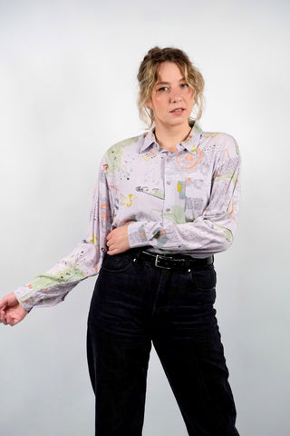 Fliederfarbenes 80s/90s Viskose-Hemd mit Crazy Pattern Print in Hellgrün, Mint, Hellblau, Gelbgrün, Rotbraun, Creme, Pfirsich und Anthrazit – unisex tragbar: Herren M, Damen L und ideal für größere Körpergrößen – ein absolutes Highlight