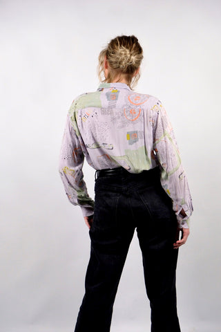 Fliederfarbenes 80s/90s Viskose-Hemd mit Crazy Pattern Print in Hellgrün, Mint, Hellblau, Gelbgrün, Rotbraun, Creme, Pfirsich und Anthrazit – unisex tragbar: Herren M, Damen L und ideal für größere Körpergrößen – ein absolutes Highlight