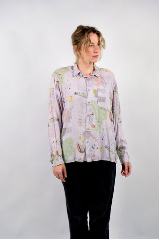 Fliederfarbenes 80s/90s Viskose-Hemd mit Crazy Pattern Print in Hellgrün, Mint, Hellblau, Gelbgrün, Rotbraun, Creme, Pfirsich und Anthrazit – unisex tragbar: Herren M, Damen L und ideal für größere Körpergrößen – ein absolutes Highlight