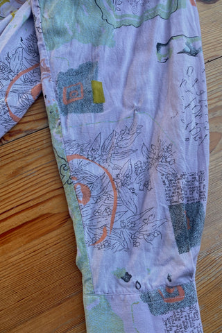 Fliederfarbenes 80s/90s Viskose-Hemd mit Crazy Pattern Print in Hellgrün, Mint, Hellblau, Gelbgrün, Rotbraun, Creme, Pfirsich und Anthrazit – unisex tragbar: Herren M, Damen L und ideal für größere Körpergrößen – ein absolutes Highlight
