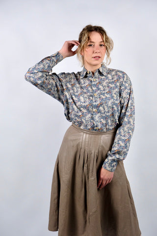 Leichtes 90s Baumwollhemd mit tollem Blumen Print in Dunkelblau, Creme/Beige, Grün, Orange und Flieder – unisex tragbar: Herren M/L, Damen L und ideal für größere Körpergrößen – ein absolutes Highlight