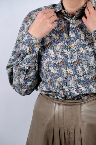 Leichtes 90s Baumwollhemd mit tollem Blumen Print in Dunkelblau, Creme/Beige, Grün, Orange und Flieder – unisex tragbar: Herren M/L, Damen L und ideal für größere Körpergrößen – ein absolutes Highlight