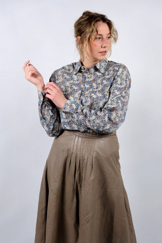 Leichtes 90s Baumwollhemd mit tollem Blumen Print in Dunkelblau, Creme/Beige, Grün, Orange und Flieder – unisex tragbar: Herren M/L, Damen L und ideal für größere Körpergrößen – ein absolutes Highlight