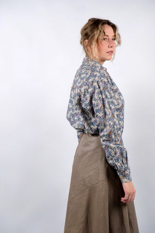 Leichtes 90s Baumwollhemd mit tollem Blumen Print in Dunkelblau, Creme/Beige, Grün, Orange und Flieder – unisex tragbar: Herren M/L, Damen L und ideal für größere Körpergrößen – ein absolutes Highlight