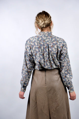Leichtes 90s Baumwollhemd mit tollem Blumen Print in Dunkelblau, Creme/Beige, Grün, Orange und Flieder – unisex tragbar: Herren M/L, Damen L und ideal für größere Körpergrößen – ein absolutes Highlight