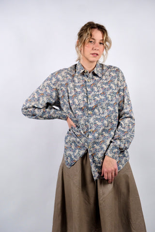 Leichtes 90s Baumwollhemd mit tollem Blumen Print in Dunkelblau, Creme/Beige, Grün, Orange und Flieder – unisex tragbar: Herren M/L, Damen L und ideal für größere Körpergrößen – ein absolutes Highlight