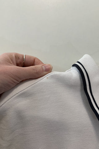90s Poloshirt in Weiß und Dunkelblau mit Reißverschlusskragen, unisex tragbar: Herren M, Damen L bis XL je nach gewünschter Passform