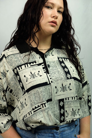 Leichtes 90s Poloshirt mit tollem Crazy Pattern Print in Cremeweiß und Schwarz, unisex tragbar – Herren XL, Damen XXL – ein absolutes Highlight