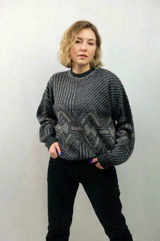 80s/90s Pullover made in Italy mit tollem Boho Muster in Grau/Blau und leichten Ballonärmeln – unisex tragbar: für Herren empfehlen wir den Pullover einer heutigen L, für Damen einer XL