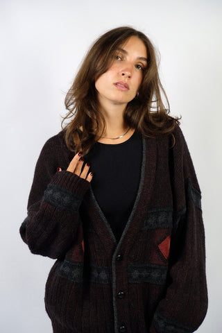 90s Cardigan made in Italy aus Materialmix mit Woll-, Alpaka- und Kaschmir-Anteil, Weinrot und Schwarz meliert mit Details in Grau/Anthrazit und aufgenähten roten Rauten in Veloursoptik – unisex tragbar: Herren-Größe L, für Damen empfehlen wir den Cardigan einer L bis XL – ein absolutes Highlight