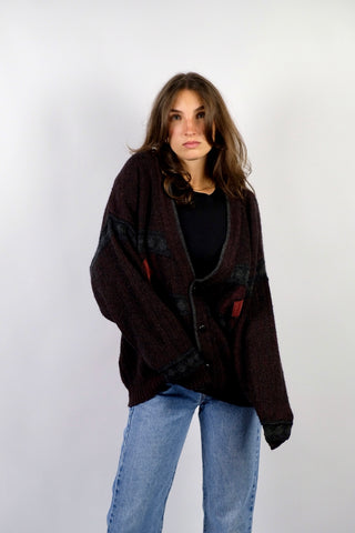 90s Cardigan made in Italy aus Materialmix mit Woll-, Alpaka- und Kaschmir-Anteil, Weinrot und Schwarz meliert mit Details in Grau/Anthrazit und aufgenähten roten Rauten in Veloursoptik – unisex tragbar: Herren-Größe L, für Damen empfehlen wir den Cardigan einer L bis XL – ein absolutes Highlight