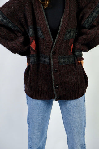 90s Cardigan made in Italy aus Materialmix mit Woll-, Alpaka- und Kaschmir-Anteil, Weinrot und Schwarz meliert mit Details in Grau/Anthrazit und aufgenähten roten Rauten in Veloursoptik – unisex tragbar: Herren-Größe L, für Damen empfehlen wir den Cardigan einer L bis XL – ein absolutes Highlight