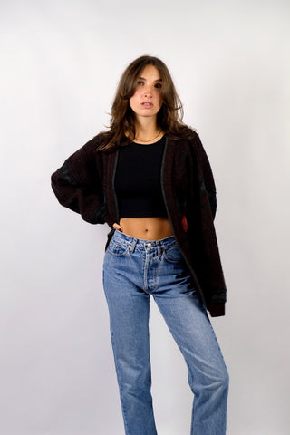 90s Cardigan made in Italy aus Materialmix mit Woll-, Alpaka- und Kaschmir-Anteil, Weinrot und Schwarz meliert mit Details in Grau/Anthrazit und aufgenähten roten Rauten in Veloursoptik – unisex tragbar: Herren-Größe L, für Damen empfehlen wir den Cardigan einer L bis XL – ein absolutes Highlight