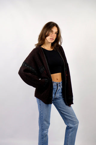90s Cardigan made in Italy aus Materialmix mit Woll-, Alpaka- und Kaschmir-Anteil, Weinrot und Schwarz meliert mit Details in Grau/Anthrazit und aufgenähten roten Rauten in Veloursoptik – unisex tragbar: Herren-Größe L, für Damen empfehlen wir den Cardigan einer L bis XL – ein absolutes Highlight