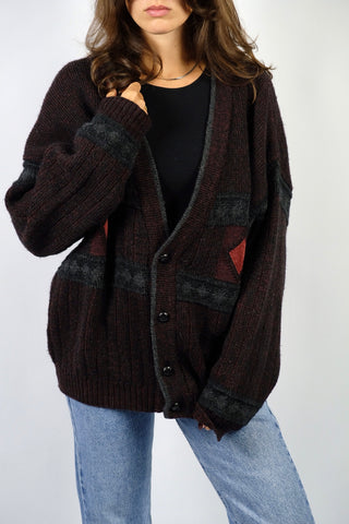 90s Cardigan made in Italy aus Materialmix mit Woll-, Alpaka- und Kaschmir-Anteil, Weinrot und Schwarz meliert mit Details in Grau/Anthrazit und aufgenähten roten Rauten in Veloursoptik – unisex tragbar: Herren-Größe L, für Damen empfehlen wir den Cardigan einer L bis XL – ein absolutes Highlight