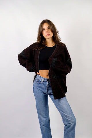 90s Cardigan made in Italy aus Materialmix mit Woll-, Alpaka- und Kaschmir-Anteil, Weinrot und Schwarz meliert mit Details in Grau/Anthrazit und aufgenähten roten Rauten in Veloursoptik – unisex tragbar: Herren-Größe L, für Damen empfehlen wir den Cardigan einer L bis XL – ein absolutes Highlight