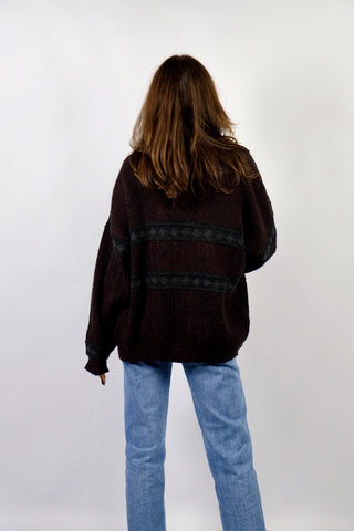 90s Cardigan made in Italy aus Materialmix mit Woll-, Alpaka- und Kaschmir-Anteil, Weinrot und Schwarz meliert mit Details in Grau/Anthrazit und aufgenähten roten Rauten in Veloursoptik – unisex tragbar: Herren-Größe L, für Damen empfehlen wir den Cardigan einer L bis XL – ein absolutes Highlight