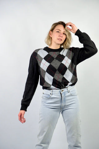dunkelgrauer 90s Wollpullover mit Rundhalskragen und Rautenmuster in Hellgrau, Dunkelgrau, Graublau/Hellblau und Rot – unisex tragbar (Herren L, Damen L/XL und ideal für große Körpergrößen)