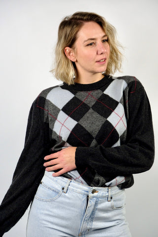 dunkelgrauer 90s Wollpullover mit Rundhalskragen und Rautenmuster in Hellgrau, Dunkelgrau, Graublau/Hellblau und Rot – unisex tragbar (Herren L, Damen L/XL und ideal für große Körpergrößen)