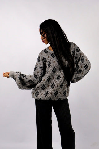 Grau melierter 80s/90s Pullover aus Wollmischung mit Rundhalsausschnitt und Rautenmuster – unisex von einer L tragbar und ideal für größere Körpergrößen