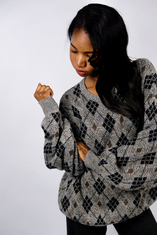 Grau melierter 80s/90s Pullover aus Wollmischung mit Rundhalsausschnitt und Rautenmuster – unisex von einer L tragbar und ideal für größere Körpergrößen