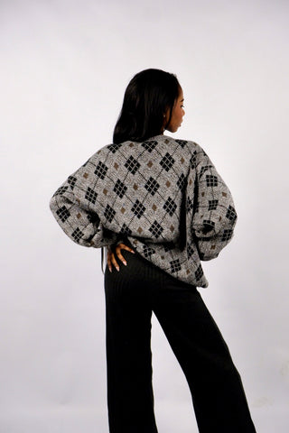 Grau melierter 80s/90s Pullover aus Wollmischung mit Rundhalsausschnitt und Rautenmuster – unisex von einer L tragbar und ideal für größere Körpergrößen