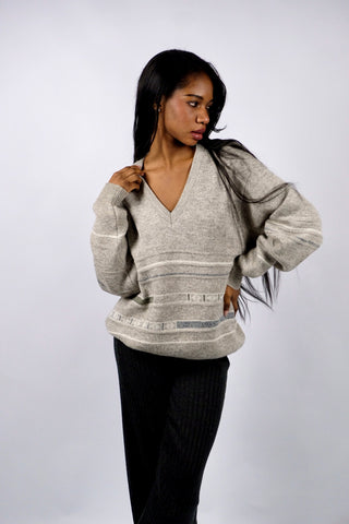 Greige (Grau-Beige) melierter 90s Pullover aus Wollmischung mit V-Kragen und geometrischen/gestreiften Details – unisex tragbar: Herren M, Damen M bis L je nach gewünschter Passform und ideal für größere Körpergrößen