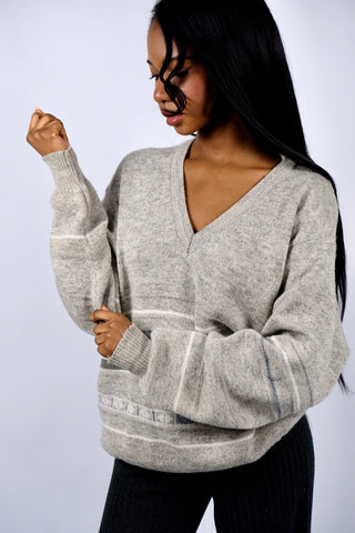 Greige (Grau-Beige) melierter 90s Pullover aus Wollmischung mit V-Kragen und geometrischen/gestreiften Details – unisex tragbar: Herren M, Damen M bis L je nach gewünschter Passform und ideal für größere Körpergrößen