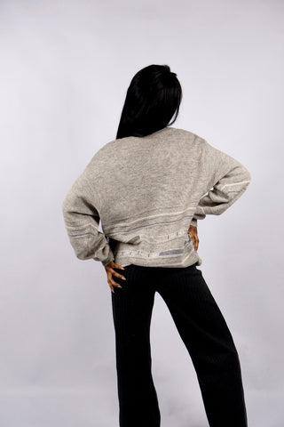 Greige (Grau-Beige) melierter 90s Pullover aus Wollmischung mit V-Kragen und geometrischen/gestreiften Details – unisex tragbar: Herren M, Damen M bis L je nach gewünschter Passform und ideal für größere Körpergrößen