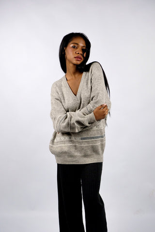 Greige (Grau-Beige) melierter 90s Pullover aus Wollmischung mit V-Kragen und geometrischen/gestreiften Details – unisex tragbar: Herren M, Damen M bis L je nach gewünschter Passform und ideal für größere Körpergrößen