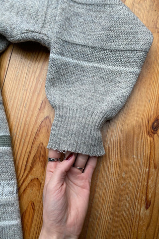 Greige (Grau-Beige) melierter 90s Pullover aus Wollmischung mit V-Kragen und geometrischen/gestreiften Details – unisex tragbar: Herren M, Damen M bis L je nach gewünschter Passform und ideal für größere Körpergrößen