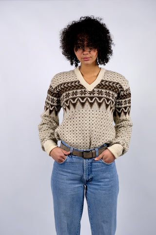 Cremefarbener 90s Pullover aus Wollmischung made in Denmark, mit V-Kragen und Norwegermuster in Brauntönen – Größe L/XL und unisex tragbar (ausschließlich für große Körpergrößen geeignet)