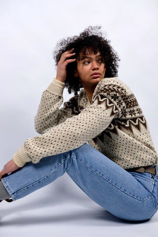 Cremefarbener 90s Pullover aus Wollmischung made in Denmark, mit V-Kragen und Norwegermuster in Brauntönen – Größe L/XL und unisex tragbar (ausschließlich für große Körpergrößen geeignet)