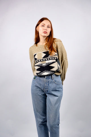 Leichter 80s/90s Pullover aus Baumwollmischung in Beige mit Rundhalskragen und tollem Boho-/Aztekenmuster vorn – wir empfehlen den Pullover einer heutigen XL bis XXL, unisex tragbar und ideal für größere Körpergrößen