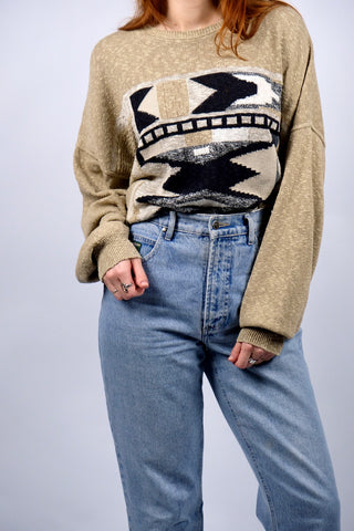 Leichter 80s/90s Pullover aus Baumwollmischung in Beige mit Rundhalskragen und tollem Boho-/Aztekenmuster vorn – wir empfehlen den Pullover einer heutigen XL bis XXL, unisex tragbar und ideal für größere Körpergrößen
