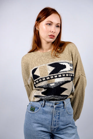 Leichter 80s/90s Pullover aus Baumwollmischung in Beige mit Rundhalskragen und tollem Boho-/Aztekenmuster vorn – wir empfehlen den Pullover einer heutigen XL bis XXL, unisex tragbar und ideal für größere Körpergrößen