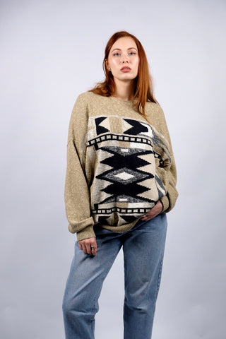 Leichter 80s/90s Pullover aus Baumwollmischung in Beige mit Rundhalskragen und tollem Boho-/Aztekenmuster vorn – wir empfehlen den Pullover einer heutigen XL bis XXL, unisex tragbar und ideal für größere Körpergrößen