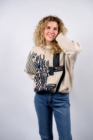 Locker geschnittener, beiger 80s/90s Pullover made in Italy mit Rundhalskragen und geometrischem Crazy Pattern – unisex von einer L bis XXL tragbar (bitte Maße beachten)