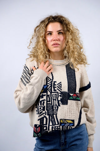 Locker geschnittener, beiger 80s/90s Pullover made in Italy mit Rundhalskragen und geometrischem Crazy Pattern – unisex von einer L bis XXL tragbar (bitte Maße beachten)