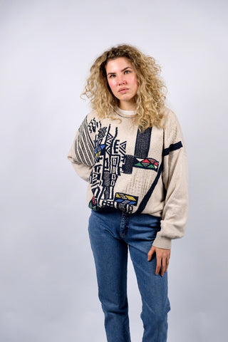 Locker geschnittener, beiger 80s/90s Pullover made in Italy mit Rundhalskragen und geometrischem Crazy Pattern – unisex von einer L bis XXL tragbar (bitte Maße beachten)