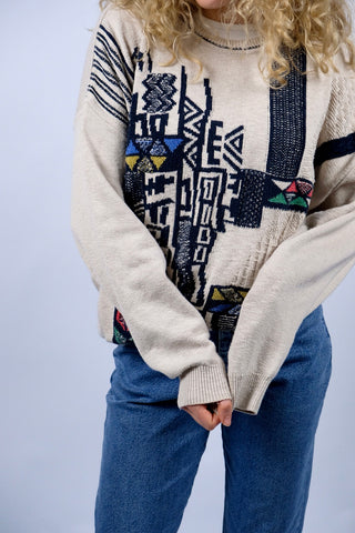 Locker geschnittener, beiger 80s/90s Pullover made in Italy mit Rundhalskragen und geometrischem Crazy Pattern – unisex von einer L bis XXL tragbar (bitte Maße beachten)