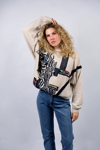 Locker geschnittener, beiger 80s/90s Pullover made in Italy mit Rundhalskragen und geometrischem Crazy Pattern – unisex von einer L bis XXL tragbar (bitte Maße beachten)