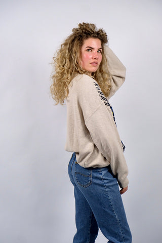 Locker geschnittener, beiger 80s/90s Pullover made in Italy mit Rundhalskragen und geometrischem Crazy Pattern – unisex von einer L bis XXL tragbar (bitte Maße beachten)