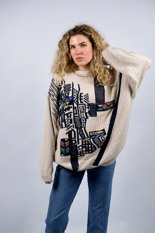 Locker geschnittener, beiger 80s/90s Pullover made in Italy mit Rundhalskragen und geometrischem Crazy Pattern – unisex von einer L bis XXL tragbar (bitte Maße beachten)
