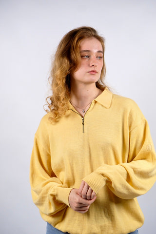 Gelber 90s Pullover aus reiner Schurwolle mit Half Zip Kragen – wir empfehlen den Pullover einer L (unisex tragbar)