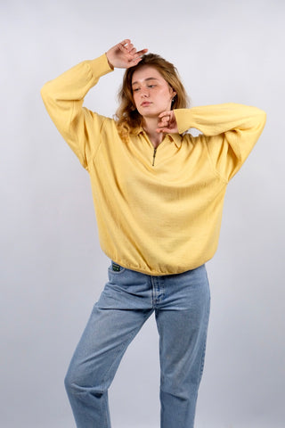 Gelber 90s Pullover aus reiner Schurwolle mit Half Zip Kragen – wir empfehlen den Pullover einer L (unisex tragbar)