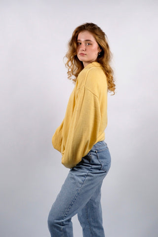 Gelber 90s Pullover aus reiner Schurwolle mit Half Zip Kragen – wir empfehlen den Pullover einer L (unisex tragbar)