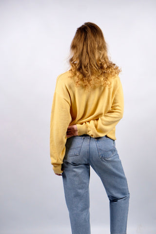 Gelber 90s Pullover aus reiner Schurwolle mit Half Zip Kragen – wir empfehlen den Pullover einer L (unisex tragbar)